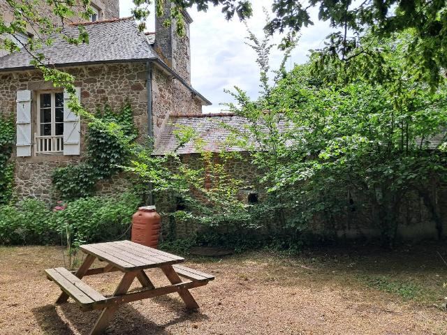 Appartement d'habitation et nombreuses dépendances