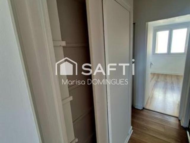 appartement dispose d'un balcon offrant un espace extérieur privé et d'une cave pour un espace de rangement supplémentaire et un box répondant aux besoins de chacun