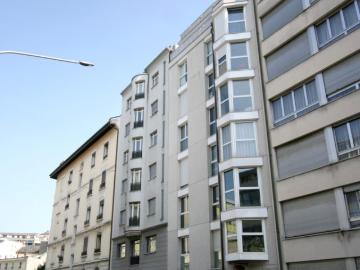 Appartement duplex en attique de 4,5 pièces avec balcon et terrasse en toiture aux Acacias Régie du Centre