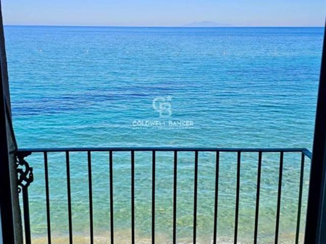 Appartement duplex en bord de mer à LAVASINA