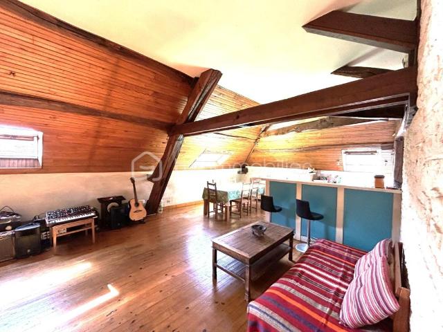 Appartement duplex en plein centre ville, 4 pièces, 2 chambres, terrasse, grenier, cave et place de parking privative!