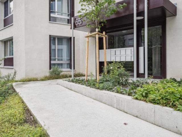 Appartement élégant de 2,5 pièces avec terrasse à Zurich Höngg