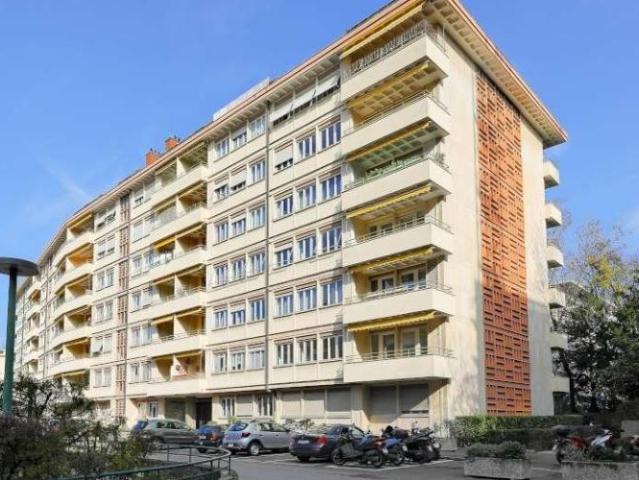Appartement en attique dans le quartier des Eaux Vives