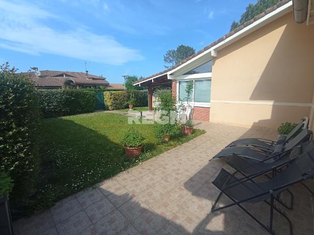 Appartement en duplex avec extérieur spacieux en résidence avec tennis, piscine.
