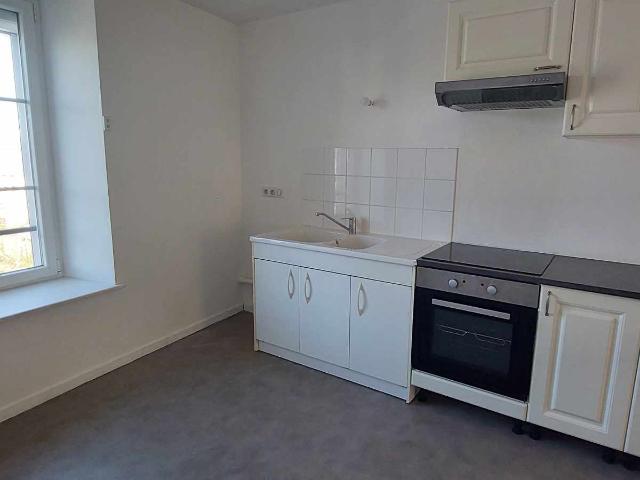 Appartement en duplex, idéalement situé au deuxième étage d’un immeuble calme et sécurisé, en plein cœur de Co