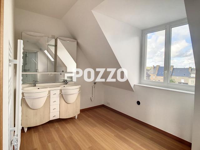 Appartement en duplex très bon état à Saint Hilaire Du Harcouet 44.16 m2