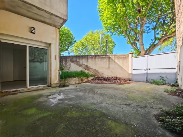 Appartement en rez de chaussée avec cour et parking