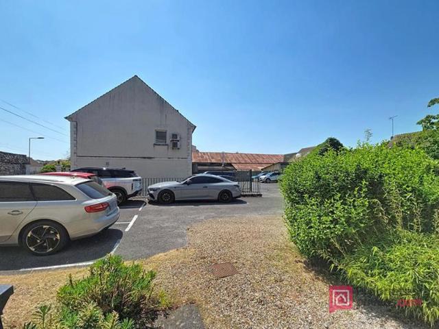 Appartement en rez de chaussée avec cour et 2 stationnements