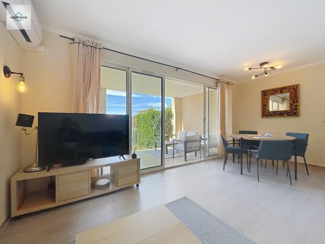 Domaine de Pont Royal rez de jardin Appartement rénové et climatisé de 43 m² avec terrasse, jardin et vue lac, place parking