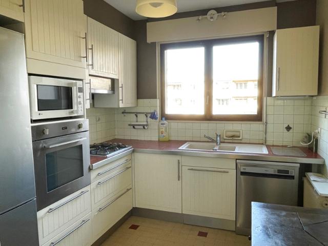 T4 ensoleillé avec salon en rotonde, 2 balcons, clim. possib
