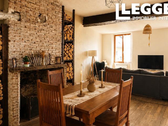 Appartement ensoleillé de deux chambres avec une tour médiévale, situé dans une petite ville de campagne