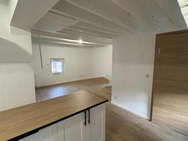 Appartement entièrement rénové au 2ème étage sans ascenseur, proche de tous commerces