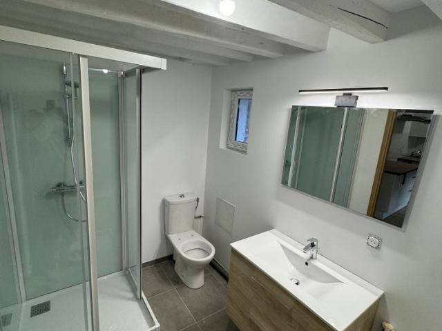 Appartement entièrement rénové au 2ème étage sans ascenseur, proche de tous commerces