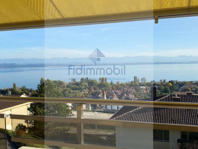 APPARTEMENT ENTIEREMENT RENOVE AVEC VUE IMPRENABLE SUR LE LAC