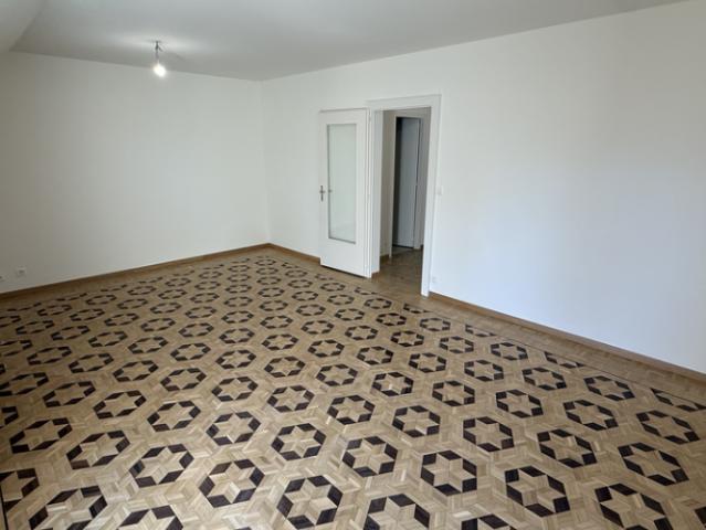 Appartement entièrement rénové de 3 pièces sis au 3ème étage