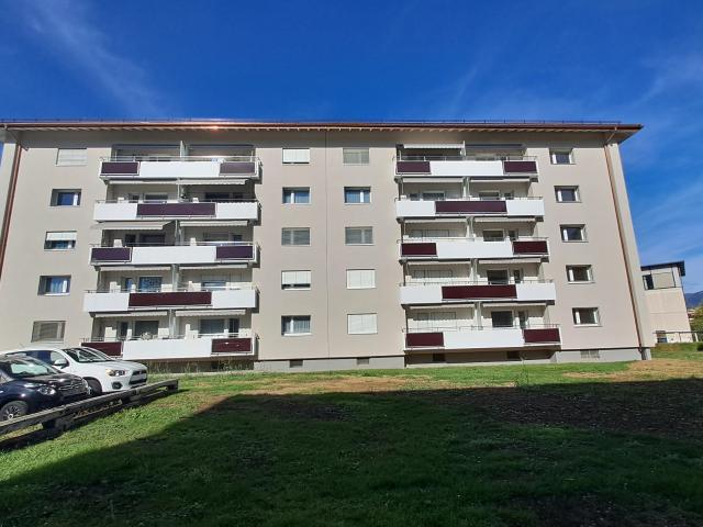appartement entièrement rénové de 4 pièces sis au rez de chaussée