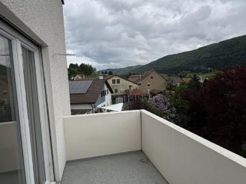 Appartement entièrement rénové et ensoleillé de 4,5 pièces avec balcon