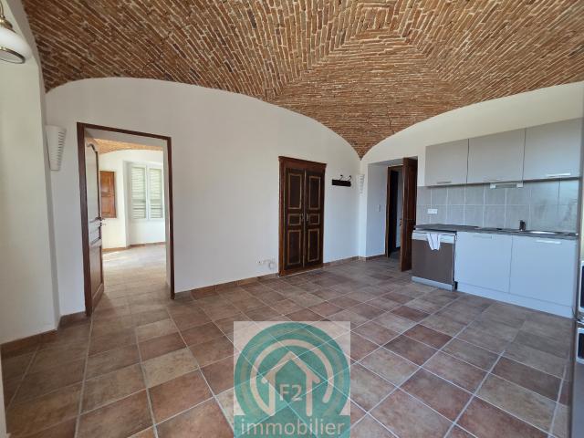 Appartement et cave dans un immeuble ancien au centre d'Aleria