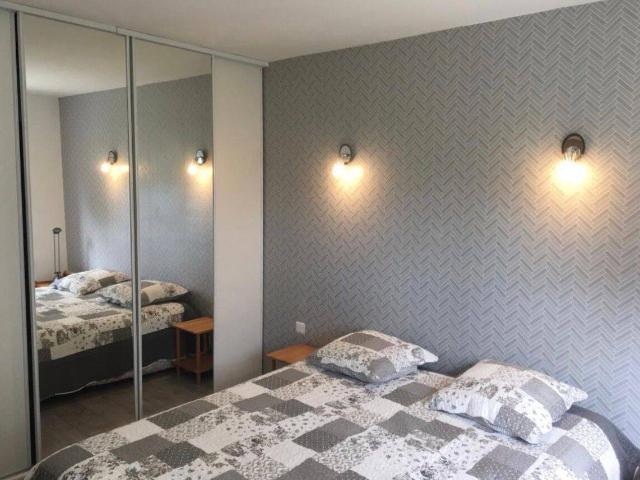 Appartement et jardin en bas d’une grande maison