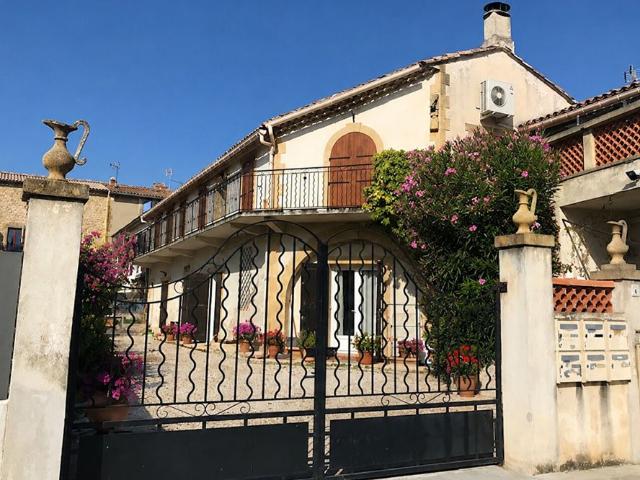 Appartement Eyguieres 1 pièce s 31 m2