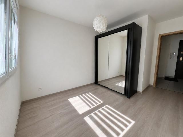 Appartement F3 au 1er étage d'un immeuble de 2013 avec ascenseur, terrasse, terrain et garage