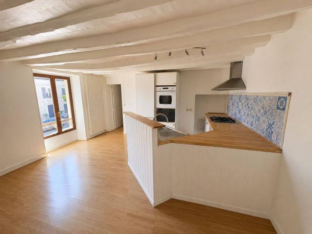 Appartement F3 au 1er étage d'un immeuble en centre village