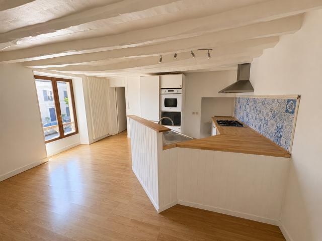 Appartement F3 au 1er étage d'un immeuble en centre village