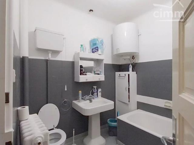 Appartement F3 traversant avec cave et parkings