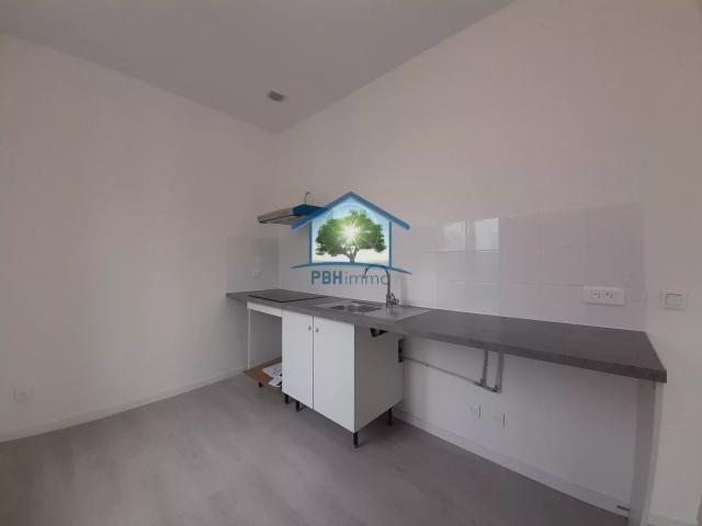 Appartement F3 avec petit balcon au centre du village de Eygurande