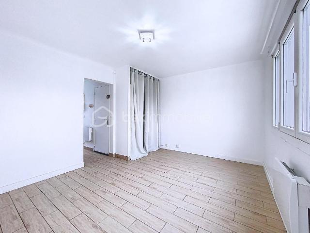 Appartement F1, parking et cuisine aménagée dans un environnement calme