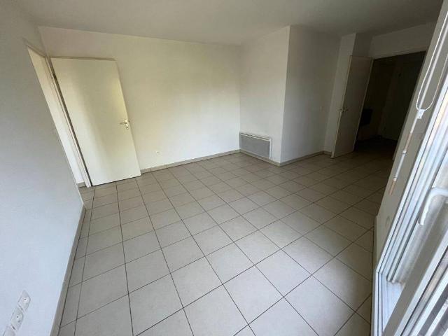 Appartement F2 42 m² à louer à ATHIS MONS, place de parking, c