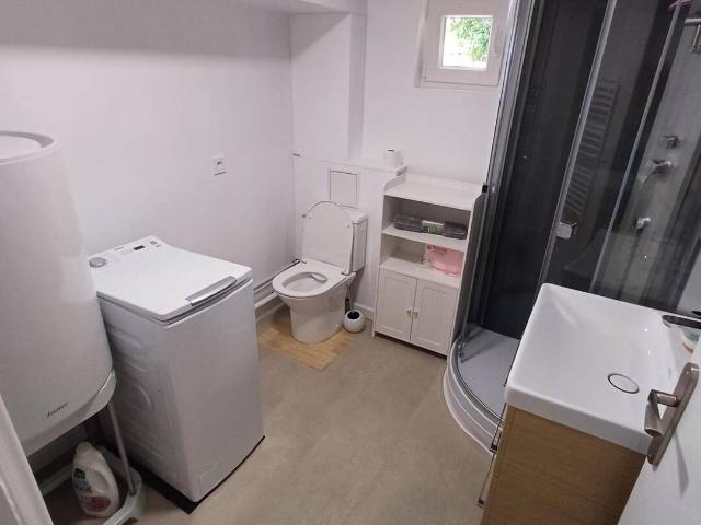 Appartement F2 35m2 meublé, charges comprises eau, elec, internet, etc, rez de jardin, parking