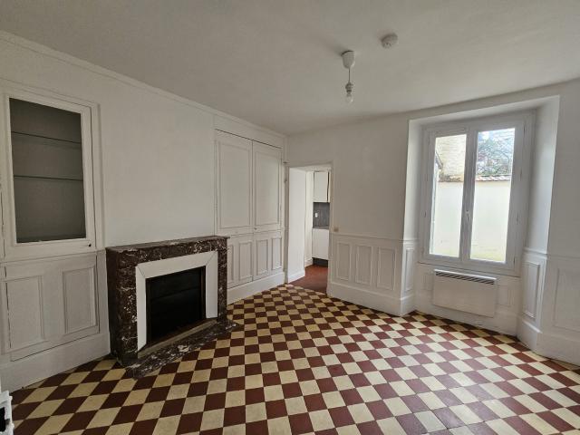 APPARTEMENT F2 AUNEAU CENTRE