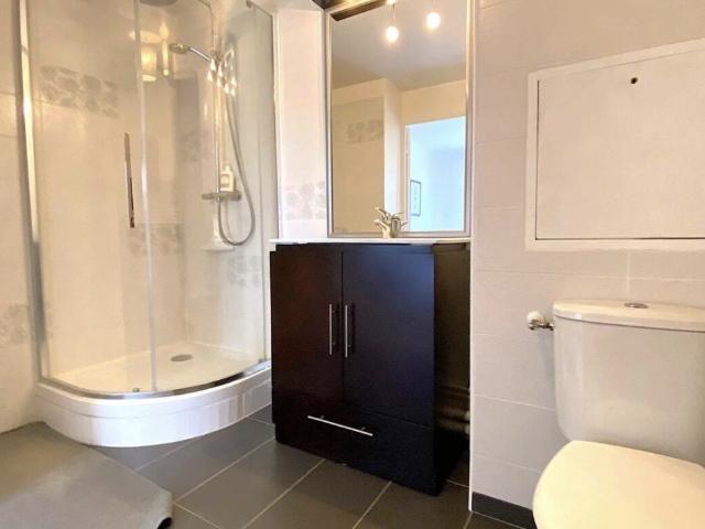 Appartement F2 avec jardin, terrasse, parking et dépendance