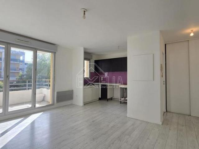 Appartement F2 de 41,87 m² avec terrasse et parking au 1er étage à Mantes la Jolie