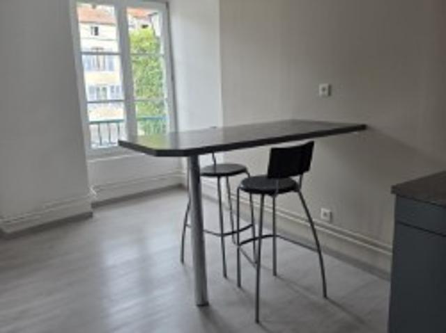 Appartement F2 libre à la location de 55m2 situé au premier étage
