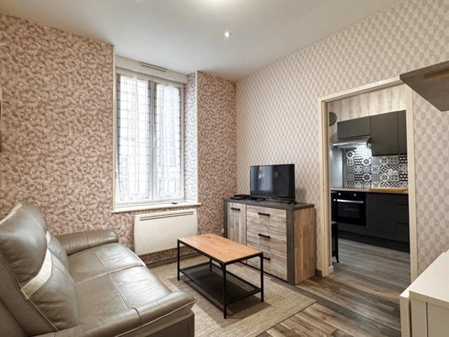 Appartement F2, rez de chaussée, entièrement meublé au centr