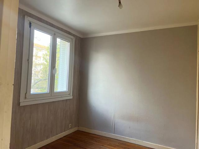 Appartement F4 62 m² avec balcon Cité des Chaprais rue de BEL