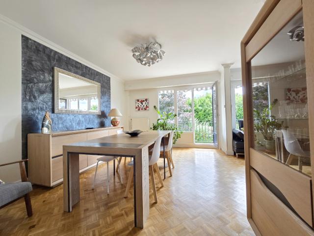 Appartement F4 traversant lumineux avec parking, cave et box