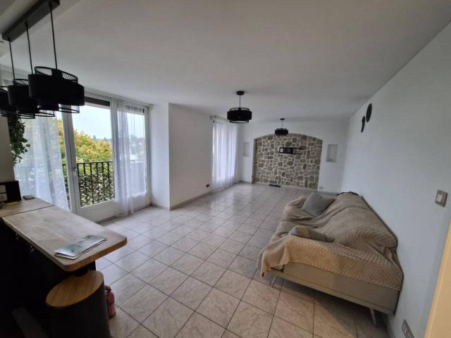Appartement F5 77,61 m² – double salon 3 chambres – Balcon – Parking – Face gare RER