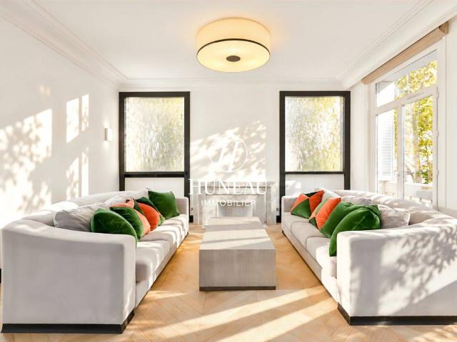 APPARTEMENT FAMILIAL 7 PIÈCES AVEC VUE TOUR EIFFEL REFAIT À NEUF