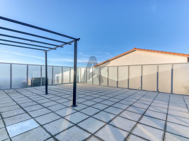 Appartement familial en attique avec terrasse et deux garage