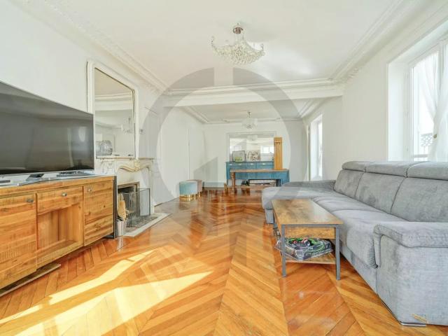Appartement familial lumineux avec balcon filant – charme. 77m² Paris 8ème