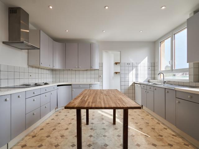 Appartement Familiale Lumineuse T6 avec Balcon, cave et Garage Reims 51100
