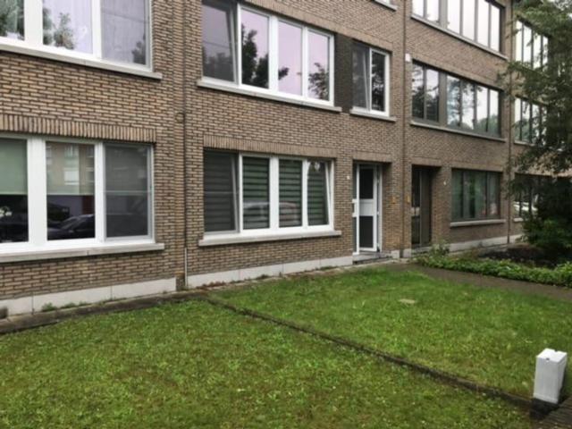 appartement gelijkvloers met 1 slaapkamer, tuin en garage