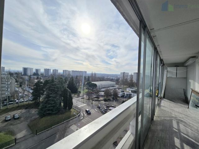 Vénissieux Caravelle T4 de 84 m2 au dernier étage, loggia et vue sans vis à vis