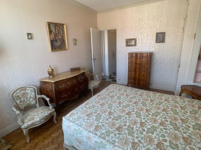 Appartement hyper centre Montluçon T5, 3 chambres, avec cave et parking couvert privé