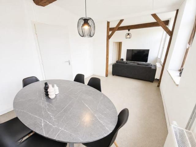 Appartement hyper lumineux au 2e étage – Rue du Village 39