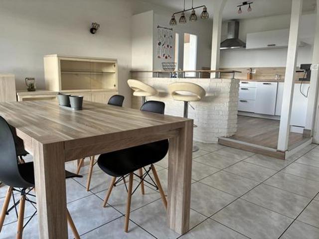 Pied à terre pour les vacances, résidence principale ou investissement, cet appartement situé dans un secteur recherché proche de toutes commodités, à quelques minutes à pied du lac est tout simplement idéal !