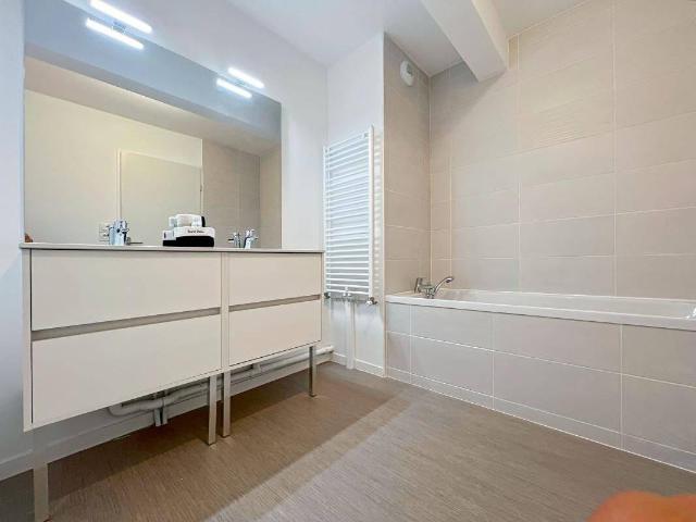 ? appartement idéalement situé dans une résidence récente et ca